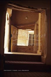 Image du Maroc Professionnelle de  La Kasbah de Taourirt fut édifiée au 17ème siècle par la tribu des Glaoui, située sur une colline au centre urbain de la ville d'Ouarzazate, cette remarquable ancienne bâtisse en pisé parfaitement conservée est l'une des plus belles constructions architecturales de la ville. La Kasbah qui ressemble à un grand château de sable incrusté dans le désert, fait partie du circuit touristique, elle a été classé Patrimoine Mondiale de l’Unesco. Ce véritable joyau de Ouarzazate permet au visiteur de découvrir l’intérieur d’une ksar où résident souvent la population berbères du sud du Maroc. Photo datant du Samedi 23 Août 1997. (Photo / Abdeljalil Bounhar)